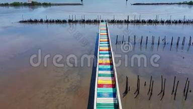 泰国的彩虹桥。 在泰国萨穆特萨洪省，五颜六色的木桥<strong>延伸</strong>到蓝天下的大海
